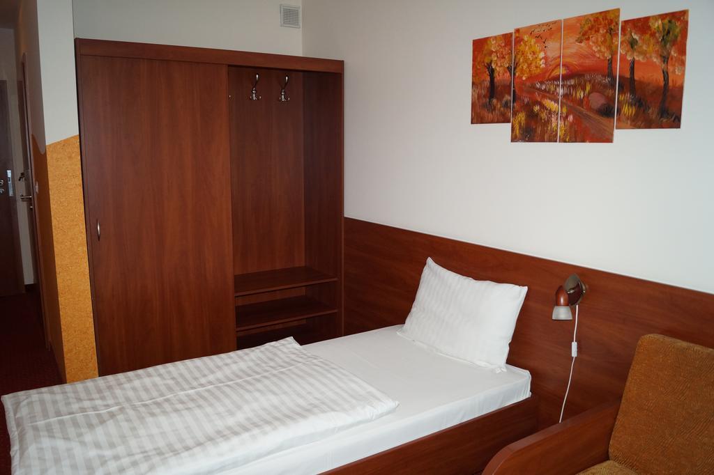 Hotel Podroznik Koszuty Εξωτερικό φωτογραφία